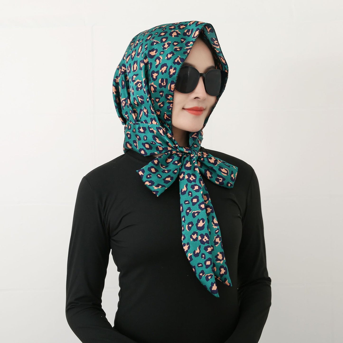Random Color Fashionable headscarf, stylish windproof and sun protection scarf
